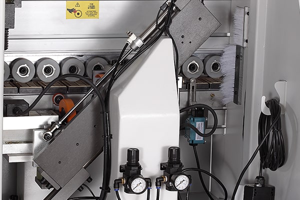 SE-108B全自動(dòng)直線封邊機(jī)